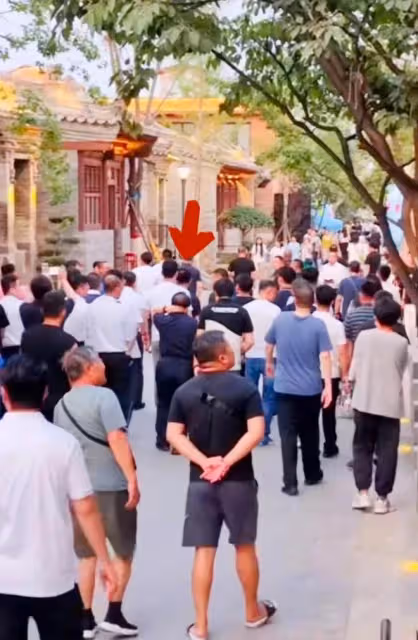 70歲王健林難得露面，身材瘦小但精神頭十足，參觀雲岡石窟等景區