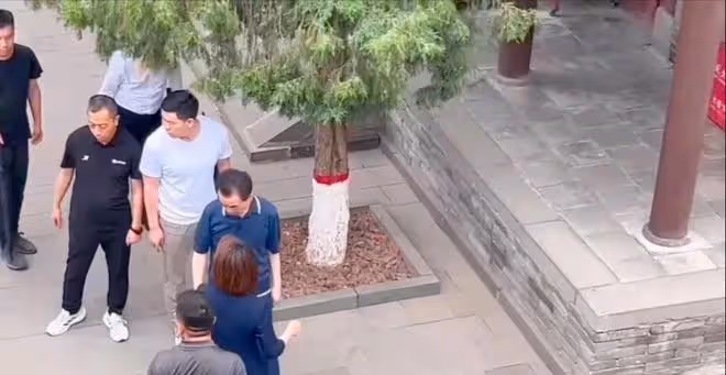 70歲王健林難得露面，身材瘦小但精神頭十足，參觀雲岡石窟等景區