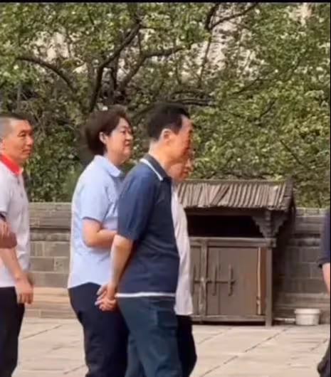 70歲王健林難得露面，身材瘦小但精神頭十足，參觀雲岡石窟等景區