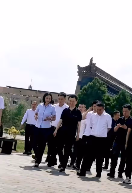 70歲王健林難得露面，身材瘦小但精神頭十足，參觀雲岡石窟等景區