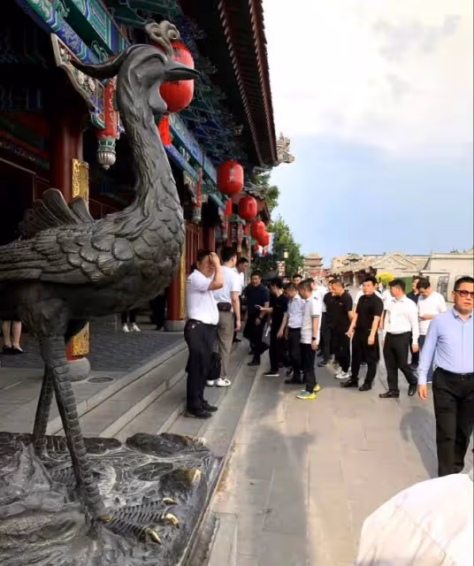 70歲王健林難得露面,身材瘦小但精神頭十足,參觀雲岡石窟等景區
