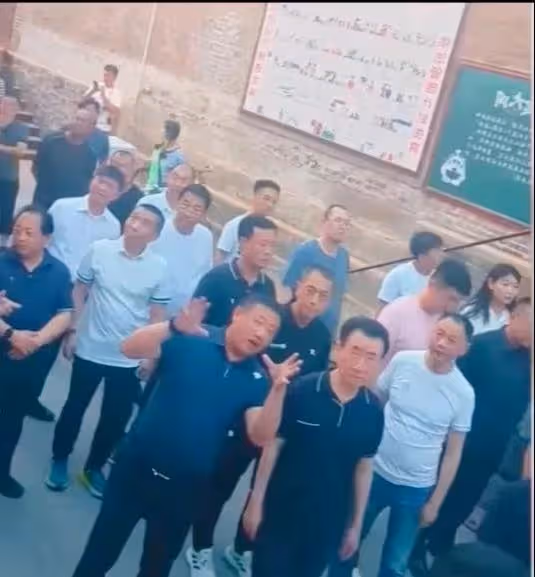 70歲王健林難得露面,身材瘦小但精神頭十足,參觀雲岡石窟等景區