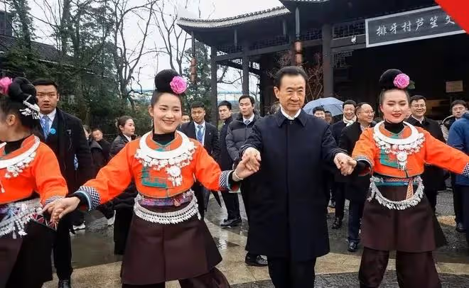 70歲王健林難得露面,身材瘦小但精神頭十足,參觀雲岡石窟等景區