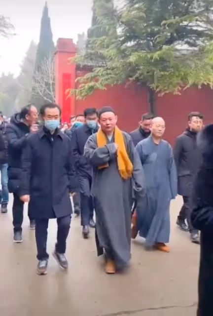 70歲王健林難得露面,身材瘦小但精神頭十足,參觀雲岡石窟等景區