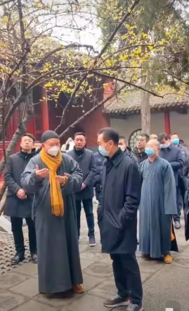 70歲王健林難得露面,身材瘦小但精神頭十足,參觀雲岡石窟等景區