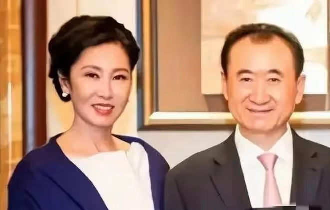 70歲王健林難得露面,身材瘦小但精神頭十足,參觀雲岡石窟等景區