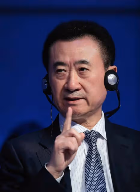 70歲王健林難得露面,身材瘦小但精神頭十足,參觀雲岡石窟等景區