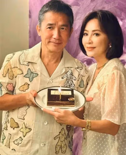 梁朝偉又上熱搜!和富婆合影太親密,滿臉通紅不拒絕,表情引熱議