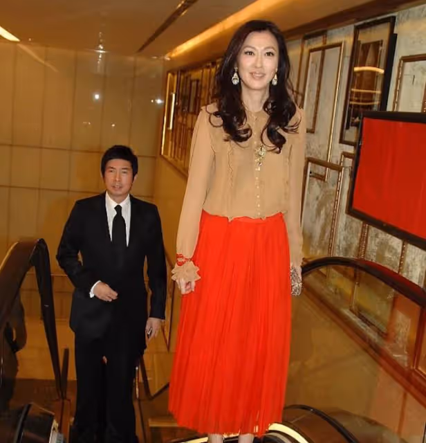 60歲港姐離婚請全港最貴律師!富豪老公卻喊窮,稱被家暴否認出軌