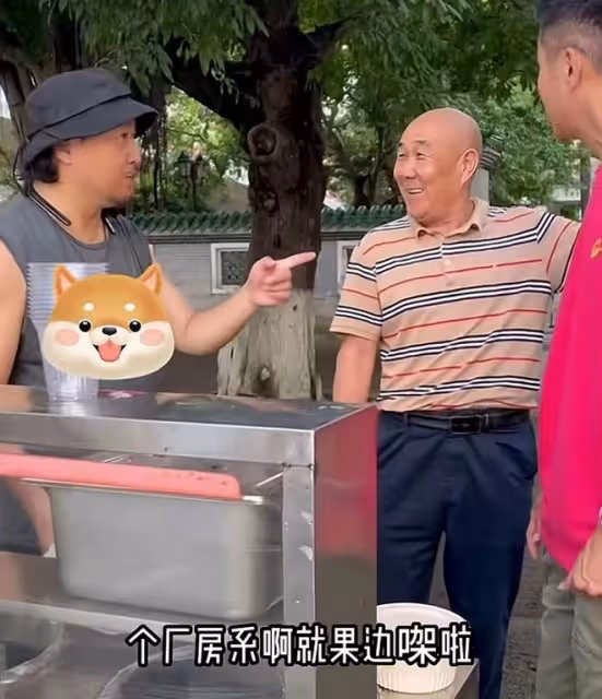 倆港星內地公園擺攤遭勸阻!幸好遇熱情大叔支招,曾1天賺800元