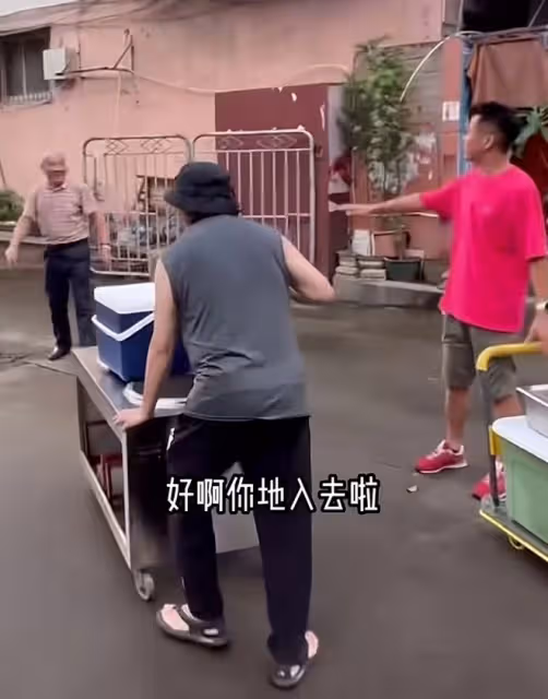 倆港星內地公園擺攤遭勸阻!幸好遇熱情大叔支招,曾1天賺800元