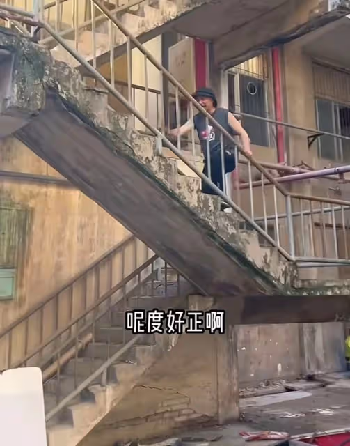 倆港星內地公園擺攤遭勸阻!幸好遇熱情大叔支招,曾1天賺800元