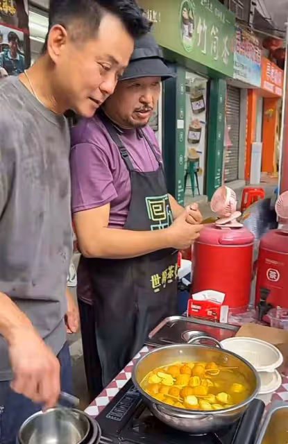 倆港星內地公園擺攤遭勸阻!幸好遇熱情大叔支招,曾1天賺800元