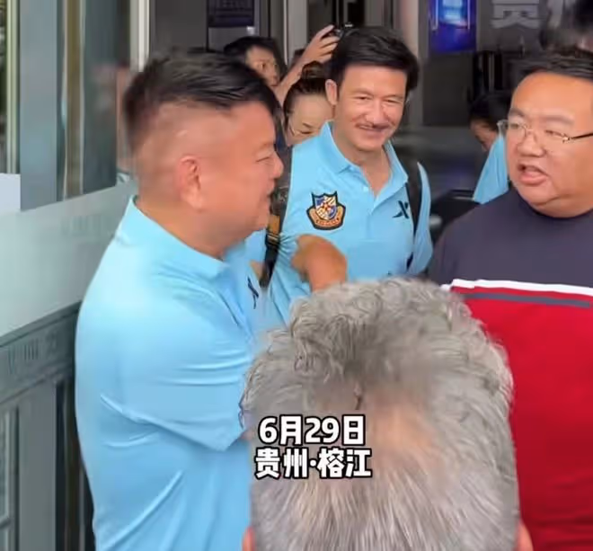 香港明星足球隊抵達貴州!身上被掛滿紅雞蛋鞋墊,村民們夾道歡迎