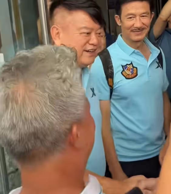 香港明星足球隊抵達貴州!身上被掛滿紅雞蛋鞋墊,村民們夾道歡迎