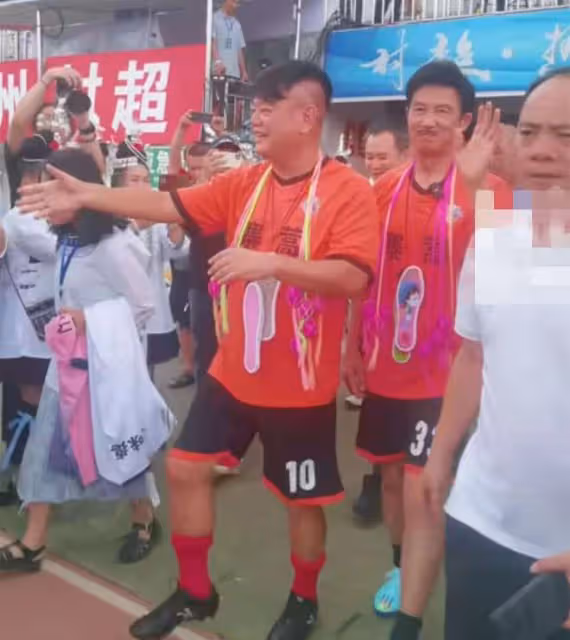 香港明星足球隊抵達貴州!身上被掛滿紅雞蛋鞋墊,村民們夾道歡迎