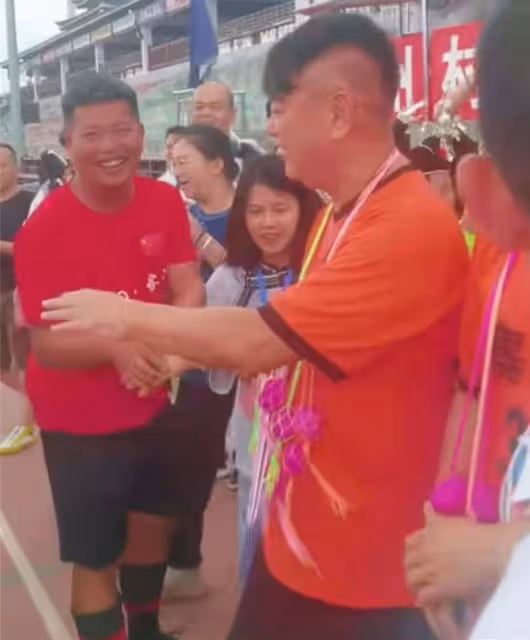 香港明星足球隊抵達貴州!身上被掛滿紅雞蛋鞋墊,村民們夾道歡迎