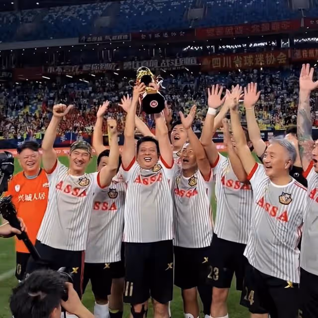 香港明星足球隊抵達貴州!身上被掛滿紅雞蛋鞋墊,村民們夾道歡迎