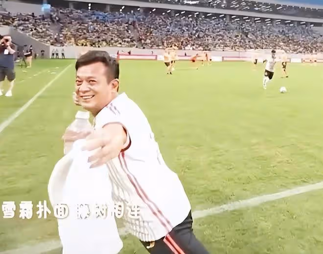 香港明星足球隊抵達貴州!身上被掛滿紅雞蛋鞋墊,村民們夾道歡迎