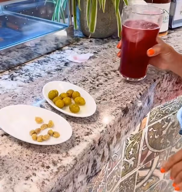 知名歌手沈小岑近照大變樣!全身美黑身材消瘦,在西班牙愜意喝酒