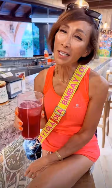知名歌手沈小岑近照大變樣!全身美黑身材消瘦,在西班牙愜意喝酒