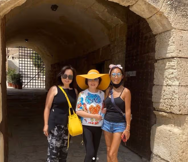知名歌手沈小岑近照大變樣!全身美黑身材消瘦,在西班牙愜意喝酒