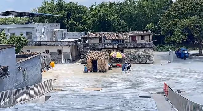 黃家駒去世30周年,老鄉黃一山墓地拜祭顯虔誠,還探訪其內地祖屋