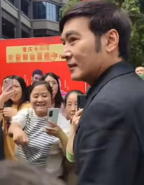 焦恩俊重慶街頭商演!55歲頭頂禿一塊,舞台簡陋被曝出場費5萬