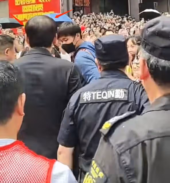 焦恩俊重慶街頭商演!55歲頭頂禿一塊,舞台簡陋被曝出場費5萬