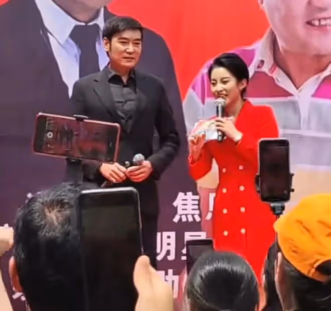 焦恩俊重慶街頭商演!55歲頭頂禿一塊,舞台簡陋被曝出場費5萬