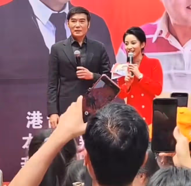 焦恩俊重慶街頭商演!55歲頭頂禿一塊,舞台簡陋被曝出場費5萬