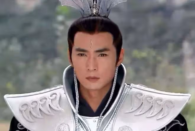焦恩俊重慶街頭商演!55歲頭頂禿一塊,舞台簡陋被曝出場費5萬