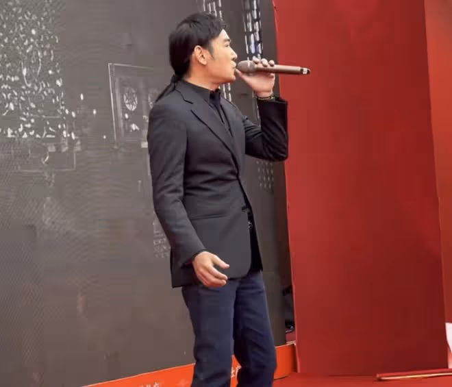 焦恩俊重慶街頭商演!55歲頭頂禿一塊,舞台簡陋被曝出場費5萬