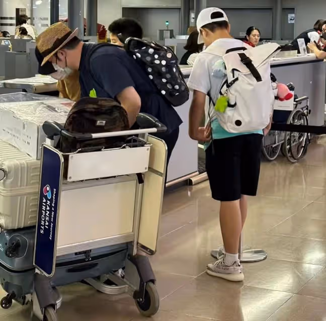 眾星扎堆赴日本旅遊引熱議!沙溢一家逛藥妝店,滿滿2大袋收穫豐