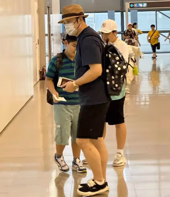 眾星扎堆赴日本旅遊引熱議!沙溢一家逛藥妝店,滿滿2大袋收穫豐