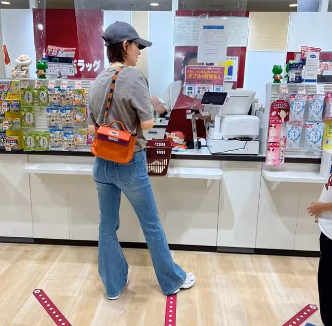 眾星扎堆赴日本旅遊引熱議!沙溢一家逛藥妝店,滿滿2大袋收穫豐