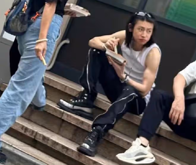眾星扎堆赴日本旅遊引熱議!沙溢一家逛藥妝店,滿滿2大袋收穫豐