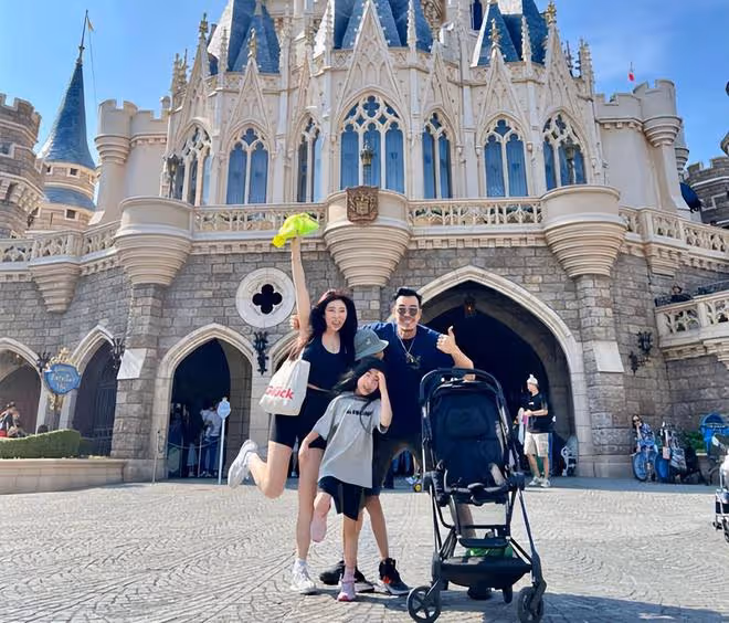 眾星扎堆赴日本旅遊引熱議!沙溢一家逛藥妝店,滿滿2大袋收穫豐