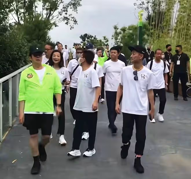 一眾港星四川吃大餐看熊貓,黃日華被排隊求合影,來者不拒無架子