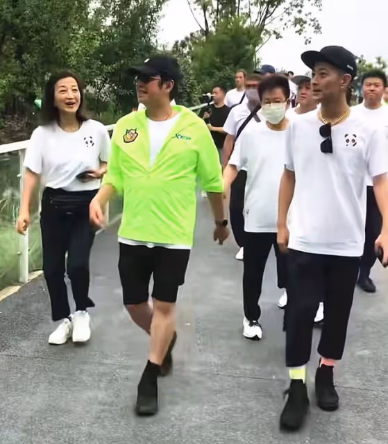 一眾港星四川吃大餐看熊貓,黃日華被排隊求合影,來者不拒無架子