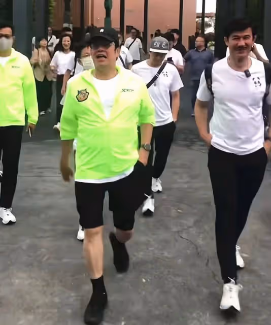 一眾港星四川吃大餐看熊貓,黃日華被排隊求合影,來者不拒無架子