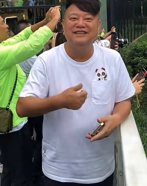 一眾港星四川吃大餐看熊貓,黃日華被排隊求合影,來者不拒無架子