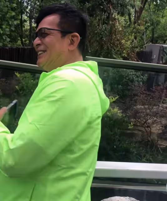 一眾港星四川吃大餐看熊貓,黃日華被排隊求合影,來者不拒無架子