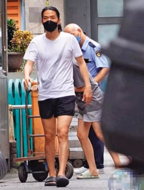 知名男星拉生鏽推車現身街頭,賣力搬運床墊接地氣,同居女友曝光
