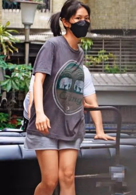 知名男星拉生鏽推車現身街頭,賣力搬運床墊接地氣,同居女友曝光