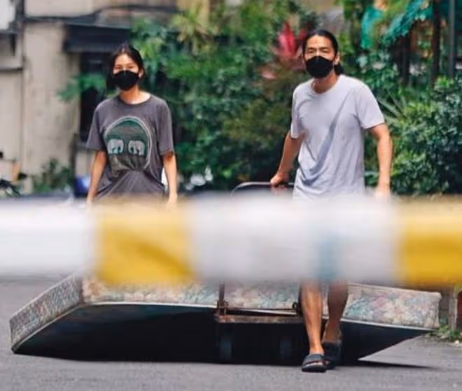 知名男星拉生鏽推車現身街頭,賣力搬運床墊接地氣,同居女友曝光