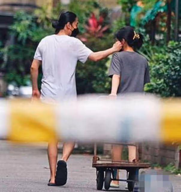 知名男星拉生鏽推車現身街頭,賣力搬運床墊接地氣,同居女友曝光