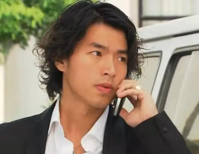 知名男星拉生鏽推車現身街頭,賣力搬運床墊接地氣,同居女友曝光