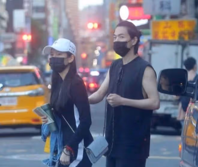 知名男星拉生鏽推車現身街頭,賣力搬運床墊接地氣,同居女友曝光