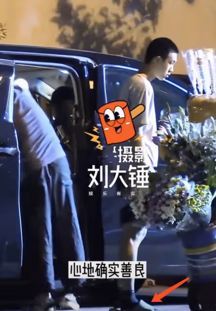 60歲姜文攜子外出,14歲姜次郎超1米8瘦成錐子臉,買老人鮮花獲贊
